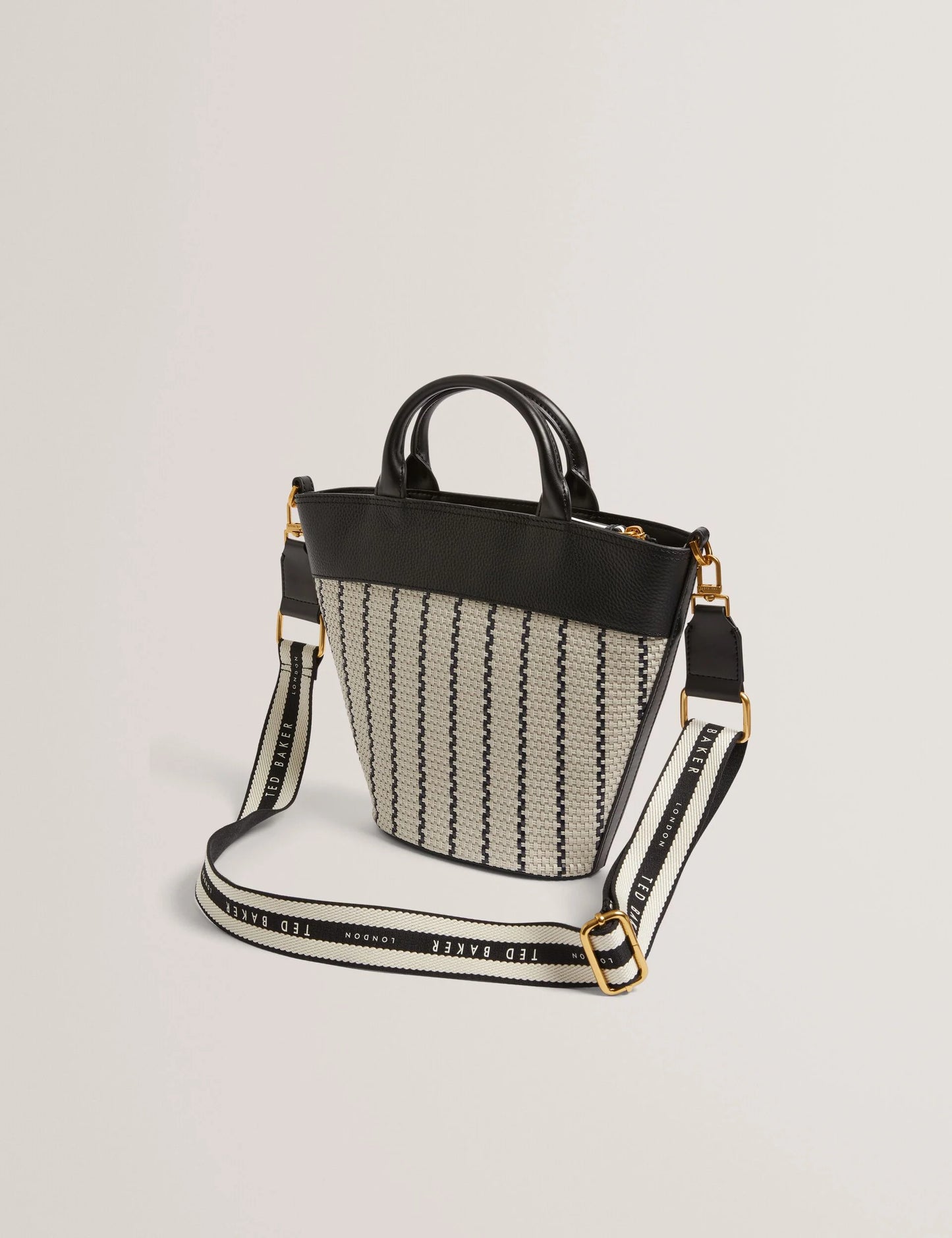 RIVERI | BLACK