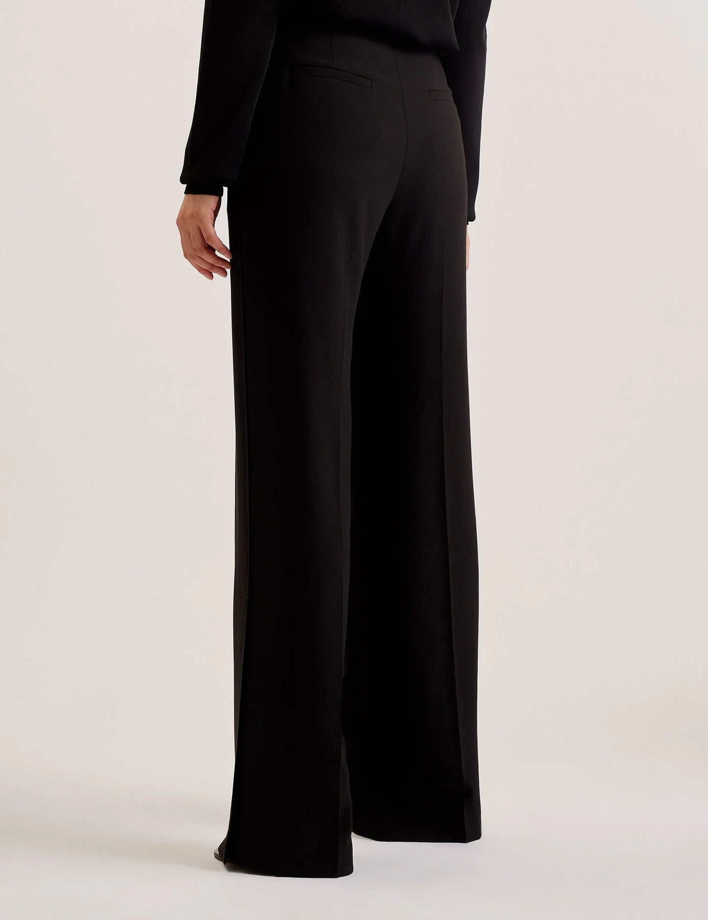 INUT | BLACK