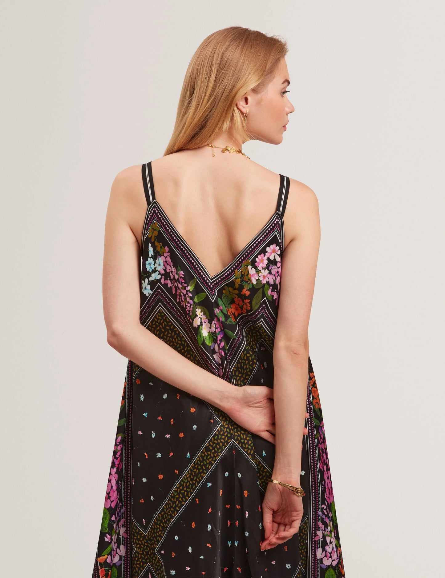 LARIIA | BLACK