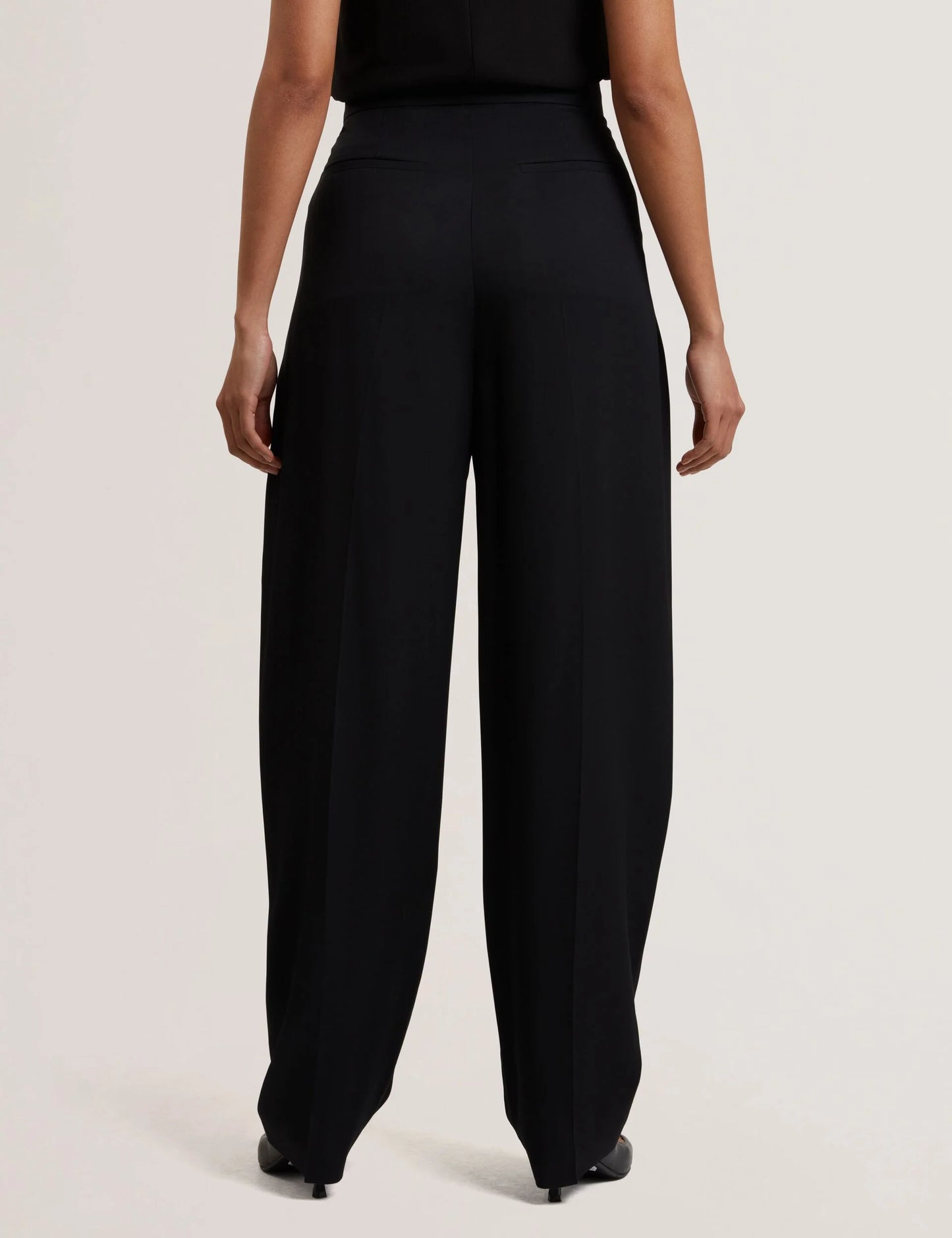 KIOLLI | BLACK