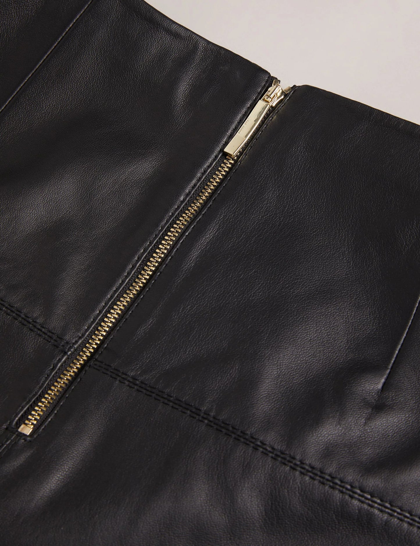 VALIAT | BLACK