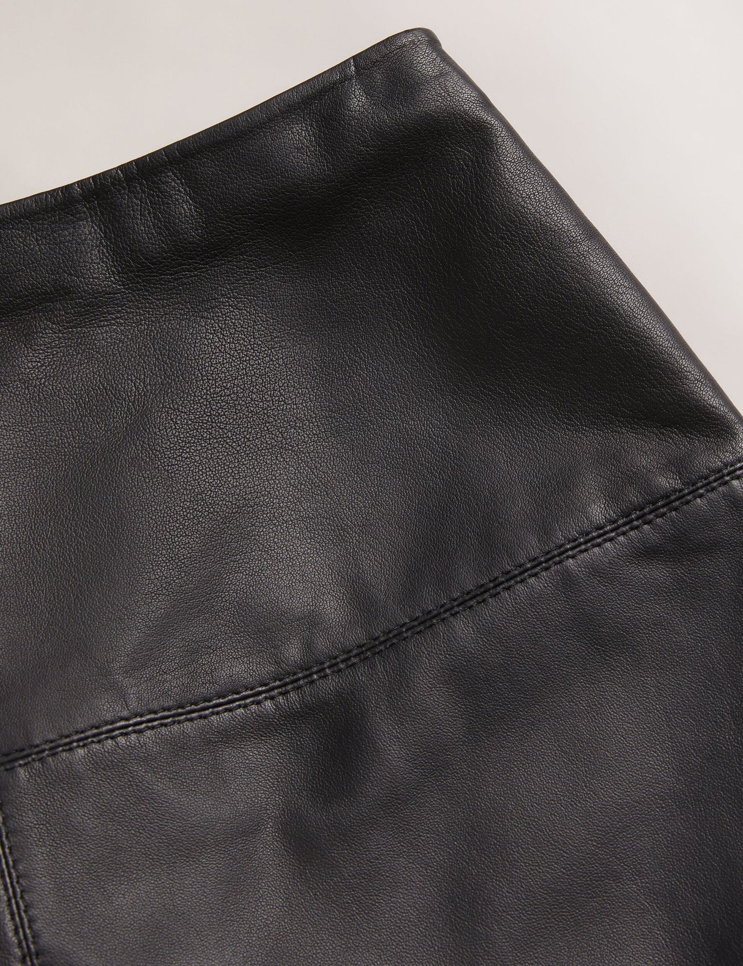 VALIAT | BLACK