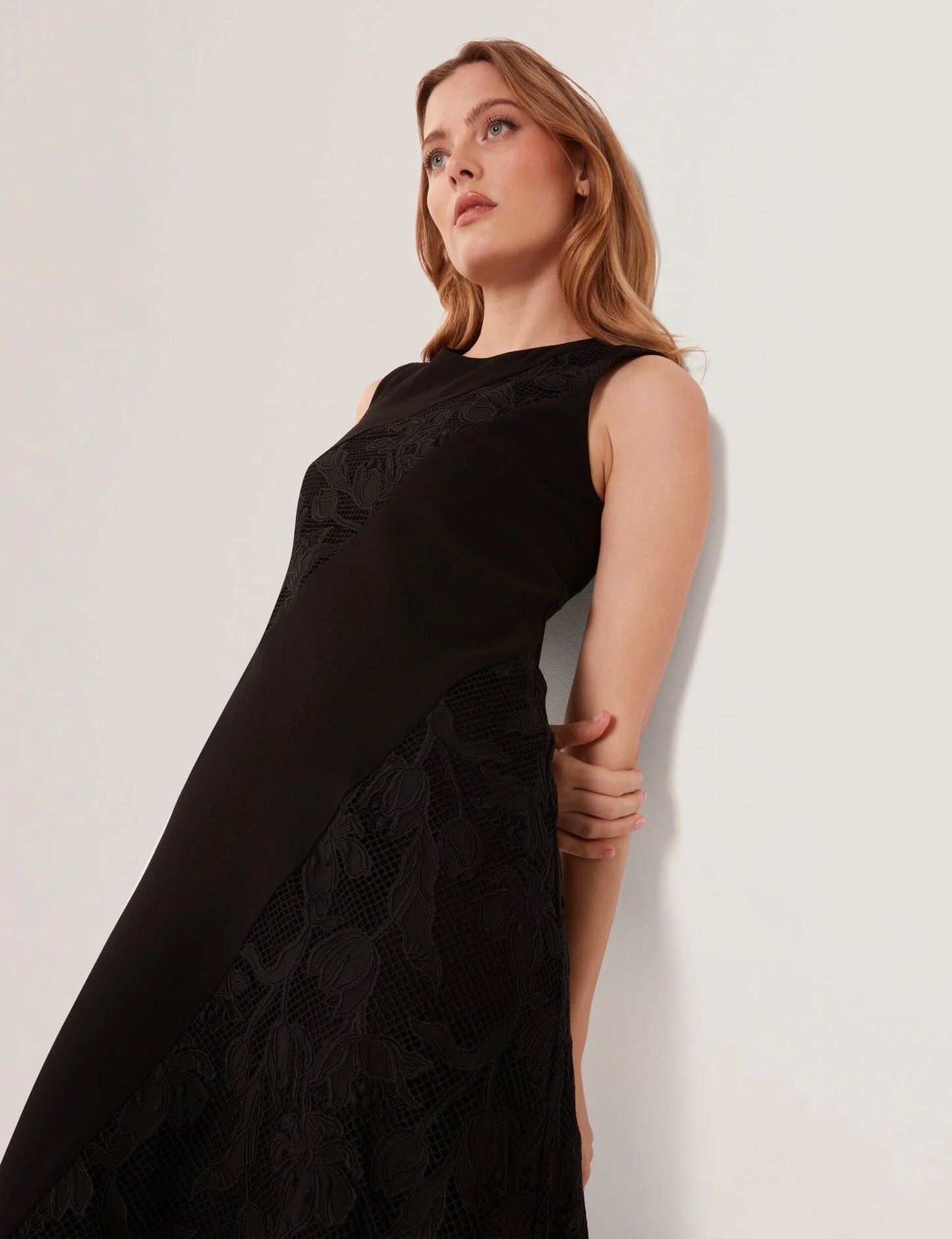 SLEEVELESS LACE APPLIQUE MIDI DRESS | RICH BLACK