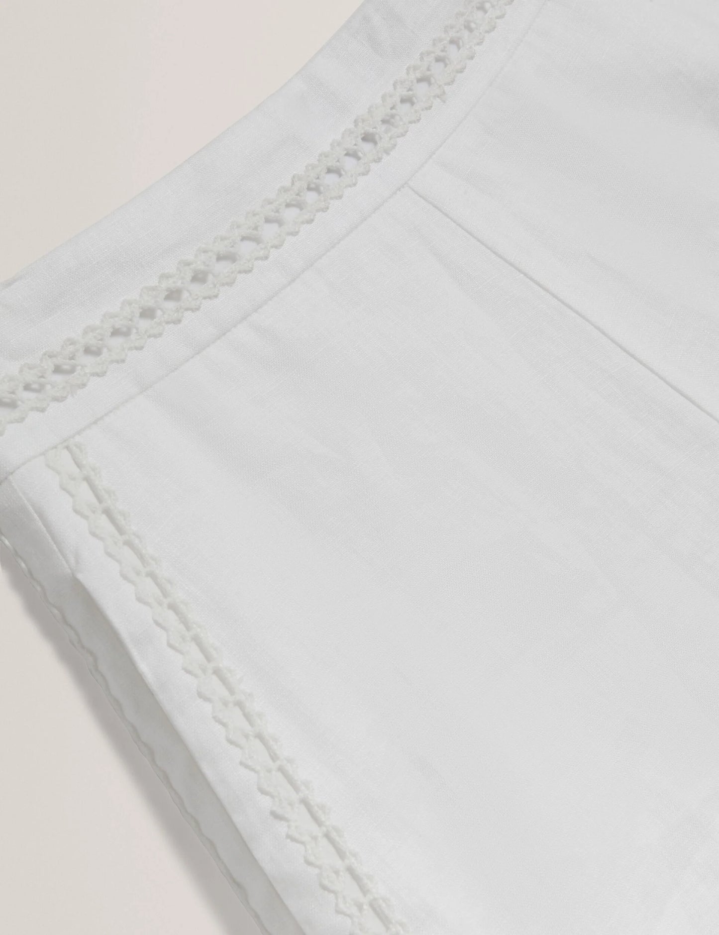 BUCCIA | WHITE