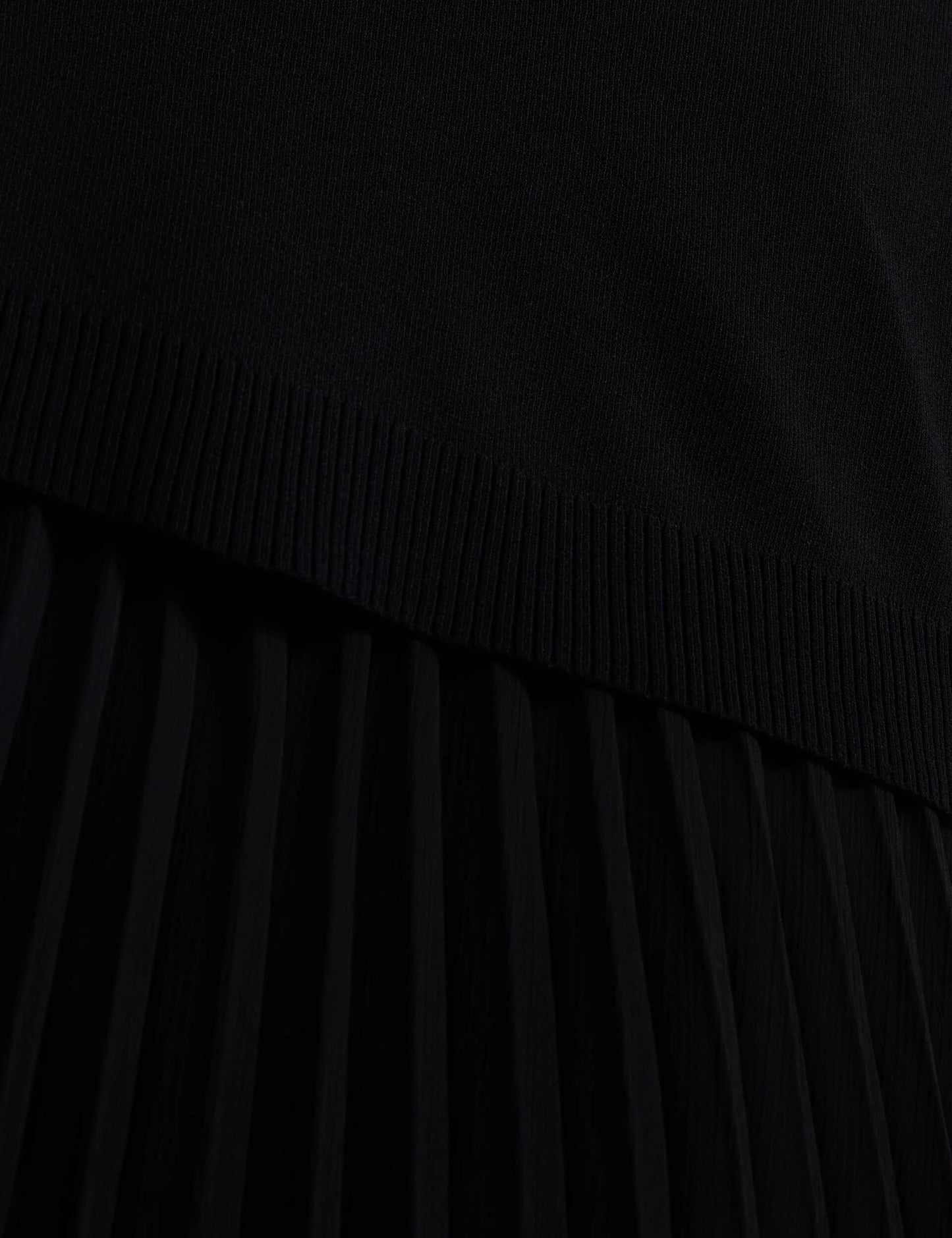 LARNAHH | BLACK