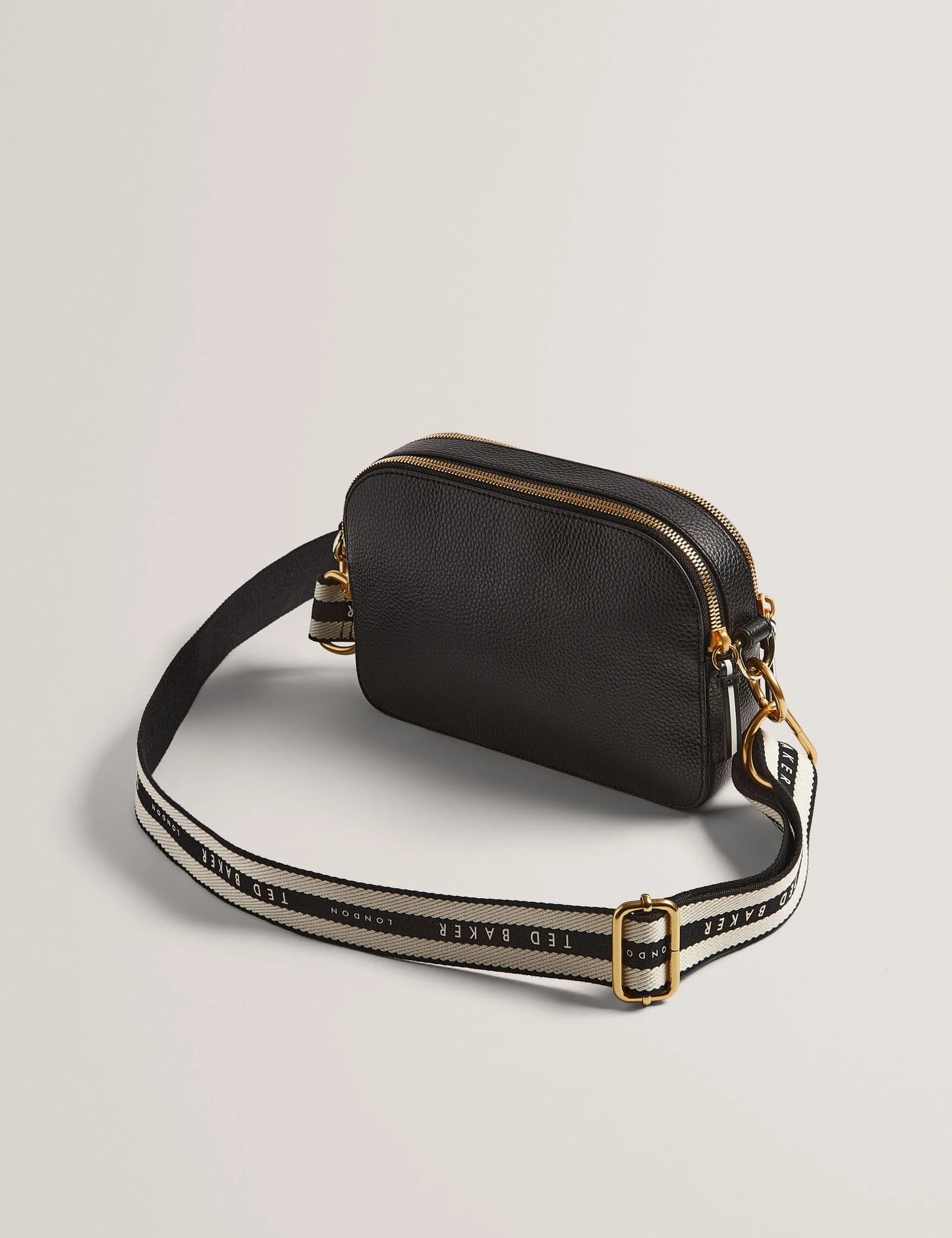 RIVEA | BLACK